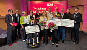 Engagement für das Miteinander eint (von links) Anja Leiers, Christoph Bickmann, Vorstandsvorsitzender DKM, Yvonne Fritz, Kerstin Stegemann, Toni Rabe und Frank Runge vom Projekt „Ehrenamt mit Handicap“ der Stift Tilbeck GmbH, Julia Praller und David Schlagenrauf vom Projekt Mindzone des Caritasverbands für die Diözese Augsburg e.V., Dr. Heidi-Maria Stowasser vom Projekt „Café NeuHaus“ des SkF e.V. Ingolstadt, Dr. Antonius Hamers, Diözesanadministrator des Bistums Münster, Nico Schnittger vom Projekt „Zeit ohne Zeugen“ der BDKJ Jugendbildung gGmbH Paderborn, Bruder Thomas Abrell und Max Gerenkamp, Vorstandsmitglied DKM. Engagement für das Miteinander eint (von links) Anja Leiers, Christoph Bickmann, Vorstandsvorsitzender DKM, Yvonne Fritz, Kerstin Stegemann, Toni Rabe und Frank Runge vom Projekt „Ehrenamt mit Handicap“ der Stift Tilbeck GmbH, Julia Praller und David Schlagenrauf vom Projekt Mindzone des Caritasverbands für die Diözese Augsburg e.V., Dr. Heidi-Maria Stowasser vom Projekt „Café NeuHaus“ des SkF e.V. Ingolstadt, Dr. Antonius Hamers, Diözesanadministrator des Bistums Münster, Nico Schnittger vom Projekt „Zeit ohne Zeugen“ der BDKJ Jugendbildung gGmbH Paderborn, Bruder Thomas Abrell und Max Gerenkamp, Vorstandsmitglied DKM.