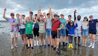 Gruppenfoto der KjG St. Quirinus Neukirchen bei einer Wattwanderung auf Ameland.