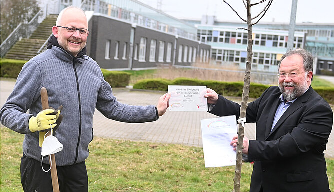 Thomas Kamp-Deister überreicht Urkunde und Plakette „Ökofaire Einrichtung Familienbildungsstätte Bocholt Level II“ an Ulrik Störzer 