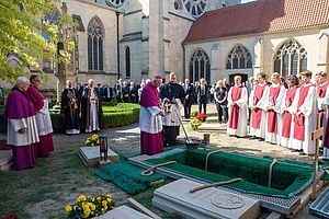 Vor einer offenen Grabstelle stehen Bischof Felix Genn und zahlreiche weitere Teilnehmende der Trauerfeier. Vor einer offenen Grabstelle stehen Bischof Felix Genn und zahlreiche weitere Teilnehmende der Trauerfeier.
