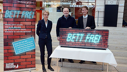 Regierungspräsidentin Dorothee Feller, Uwe Röchel, Bereichsleiter Teilnehmerservice, und Geschäftsführer Roland Vilsmaier (von links) stellten die Privatquartier-Kampagne „Bett frei“ vor.