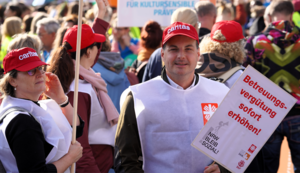 Dominique Hopfenzitz bei einer Demonstration in Düsseldorf im Oktober 2023. Dominique Hopfenzitz bei einer Demonstration in Düsseldorf im Oktober 2023.