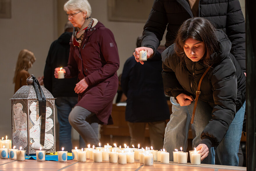 Als Zeichen für den Frieden entzündeten die Teilnehmenden des Friedensgebets Kerzen.