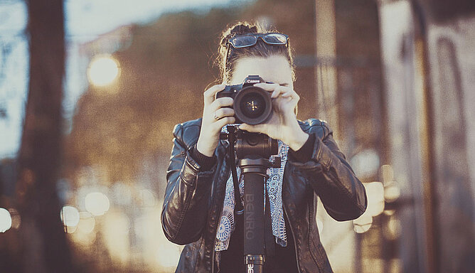 Fotografin mit Kamera