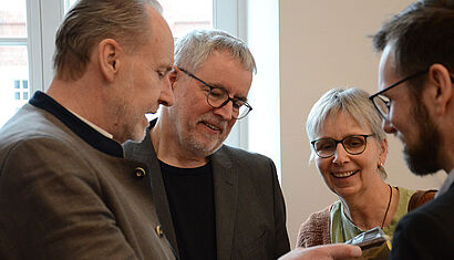 (L)Gast, Martin Wißmann und seine Frau, (R) Gast, es wird ein kleines Geschenk überreicht