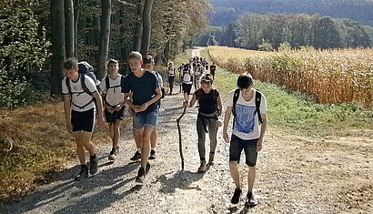 Schüler pilgern auf einem Weg.