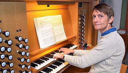 Jutta Bitsch sitzt an der Orgel