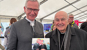 Eine gemeinsame Erinnerung an den Katholikentag erstellten sich Diözesanadministrator Dr. Antonius Hamers (links) und Bischof em. Felix Genn mit der Fotobox am Stand des Bistums Münster.