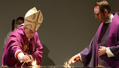 Bischof Felix Genn (rechts) und Pfarrer Thorsten Schmölzing.