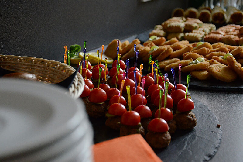 Snacks - Fingerfood und Tellern, Tomaten und Schnitzelchen