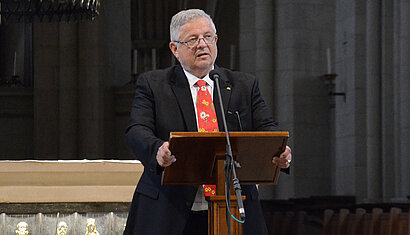 Prof. Peter Michael Huber bei seinem Vortrag im Dom.