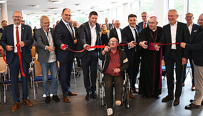 Rottes Band durchschneiden mit Weihbischof Hegge