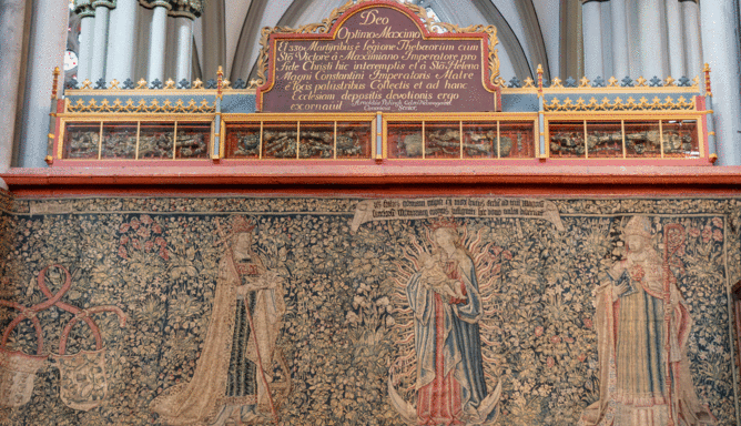 Der Reliquienkasten im Xantener Dom fügt sich gut in das Gesamtbild ein. 
