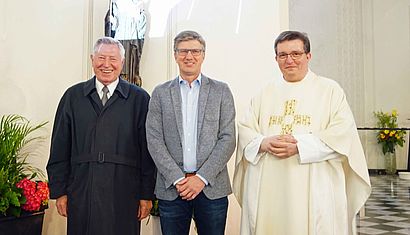 In der Kirche stehen (von links nebeneinander) Werner Stalder, Hans-Jürgen Jacobs und Pfarrer Jörg Monier im Messgewand.