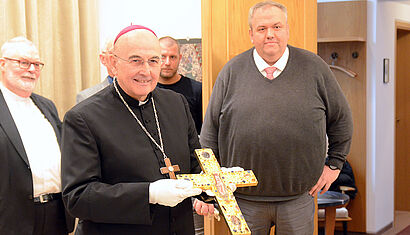 Stiftskreuz mit Bischof Genn und Anwalt Römer
