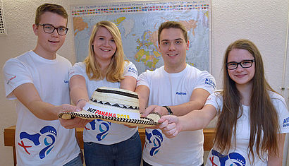 Luca Rusch, Isabell Weiler, Mathias Horn und Corinna Kobek (v.l.) stehen vor einer Weltkarte und halten einen Hut nach vorne, auf dem "WJT Panama 2018" steht.
