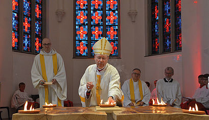 Der Altar wird durch das Verbrennen von Weihrauch geweiht.