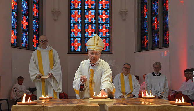 Der Altar wird durch das Verbrennen von Weihrauch geweiht.