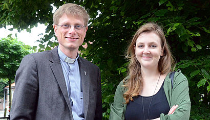 Franziskus von Boeselager und Valerie Schönian bei einem gemeinsamen Pressetermin in Münster-Roxel im Jahr 2017.