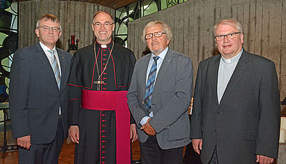 In der Kapelle der Wasserburg Rindern stehen (von links) Dr. Kurt Kreiten, Weihbischof Rolf Lohmann, Fritz Poorten und Dechant Stephan Notz.