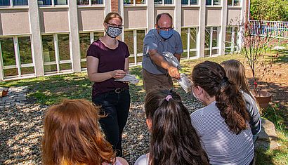 Pfarrerin Jennifer Buchner und Pfarrer Thorsten Hendricks hatten für die Kinder kleine Segenstüten für den letzten Schultag mitgebracht.