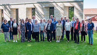 Gruppenfoto mit 21 Personen.