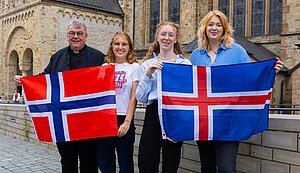Monsignore Georg Austen, Miriam Etrich, Luisa Maas und Marisa Grummich. Monsignore Georg Austen, Miriam Etrich, Luisa Maas und Marisa Grummich.
