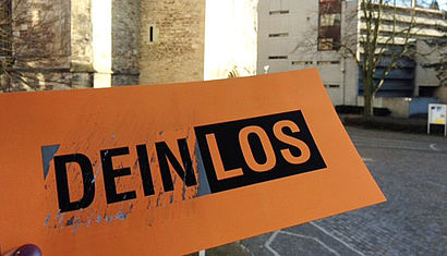 Eine Postkarte zeigt das Wort "los".