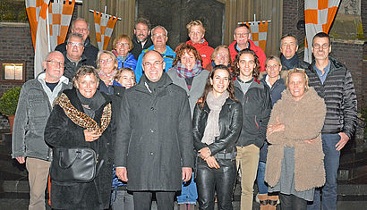 Die Delegation steht mit Weihbischof Rolf Lohmann in ihrer Mitte auf den Stufen der Marienbasilika.