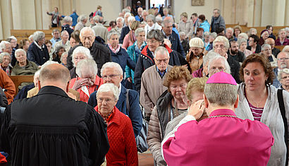 Weihbischof Zekorn und Superintendent Schlien segnen Menschen in der Überwasserkirche.
