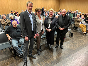 Nebeneinander stehen, mit dem Publikum im Rücken, (von links) Akademiedirektor Dr. Johannes Sabel, Martina Dlugaiczyk, Dr. Susanne Kolter, Vorsitzende der Kunstkommission im Bistum Münster, und Felix Genn.