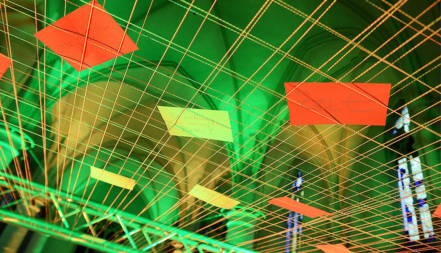 Netz mit Gedanken In einen Netz hängen einzelne Zettel mit Gedanken.