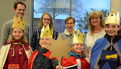 Die Sternsinger Emma, Lukas, Justus und Johannes (von links) freuen sich auf ihren Einsatz. Unterstützung erhalten sie (2. Reihe von links) von Stephan Dieler, Maike Duda, Stefanie Bialek und Antje Reimann