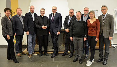 Weihbischof Dr. Stefan Zerkorn hat sich zum Gruppenbild mit Vertretern der SPD aus dem Kreis Warendorf aufgestellt.