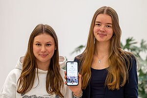 Lotta Mausberg und Isabel Rolfes halten ein Smartphone, auf dem der TikTok-Kanal des Bistums Münster geöffnet ist. Lotta Mausberg und Isabel Rolfes halten ein Smartphone, auf dem der TikTok-Kanal des Bistums Münster geöffnet ist.