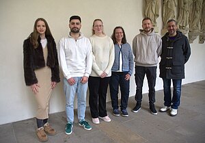 Drei Frauen und drei  Männer stehen nebeneinander