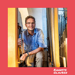 Kirchenmusiker Niklas Piel kniet in der Orgel. Kirchenmusiker Niklas Piel kniet in der Orgel.