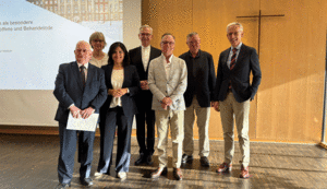 Sie bereiteten das Ärztinnen- und Ärztetreffen vor und gestalteten es: (von links) Antonio Autiero, Maria Kröger, Claudia Bozzaro, Antonius Hamers, Prof. Dr. Markus Schilgen, Dr. Peter Kleine Katthöfer und Prof. Dr. Gert Gabriels. Sie bereiteten das Ärztinnen- und Ärztetreffen vor und gestalteten es: (von links) Antonio Autiero, Maria Kröger, Claudia Bozzaro, Antonius Hamers, Prof. Dr. Markus Schilgen, Dr. Peter Kleine Katthöfer und Prof. Dr. Gert Gabriels.
