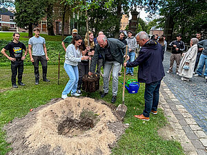 Als Zeichen des nachhaltigen Dankes für die 20 Jahre des wertschätzenden Miteinanders zwischen Jugendburg und Berufskollegs St. Michael pflanzten Schüler auf dem Gelände der Jugendburg einen Baum.