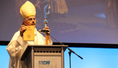 Bischof Dr. Hauke hält eine Bibel als Symbol