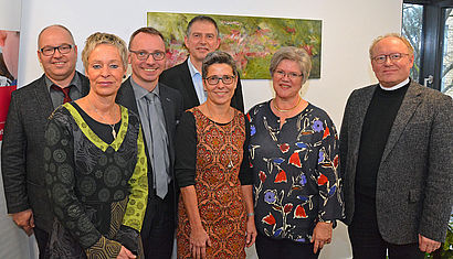 Dr. Markus Wonka (3.v.l.), Leiter der EFL-Hauptstelle in Münster, wünschte dem Team in Kevelaer viel Erfolg. Das Team bilden (v.l.) Stephan Billen, Rita Holtmann-Bückers, Andreas Heimbach, Sigrun Bogers und Cordula Pasch. Wallfahrtsrektor Gregor Kauling segnete die neuen Räume. 