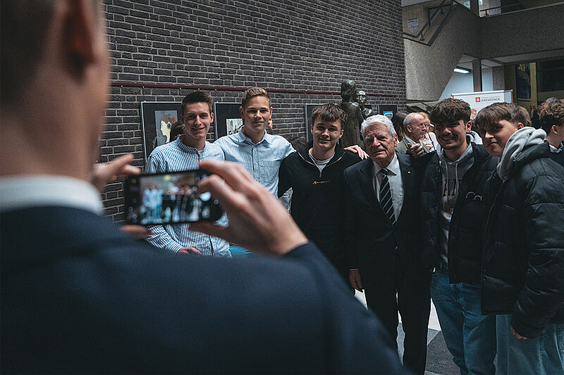  Keine Berührungsängste: Bundespräsident a. D. Joachim Gauck erfüllte zahlreiche Wünsche nach gemeinsamen Fotos.