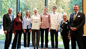 Gruppenfoto der Preisträger des 2. Platzes. Gruppenfoto der Preisträger des 2. Platzes.