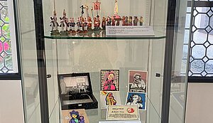 Glasvitrine mit Ausstellungsstücken Glasvitrine mit Ausstellungsstücken