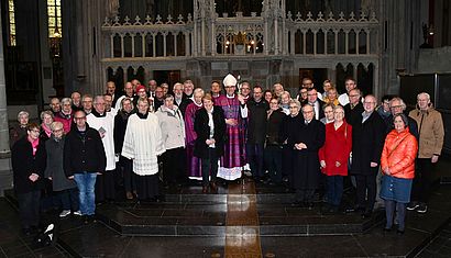 Zahlreiche Männer und Frauen stehen vor dem Altar des St.-Viktor-Doms in Xanten.