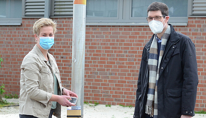 Lena Dzuik und Pfarrer Stefan Hörstrup