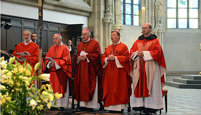 Unter anderem mit Karmeliten-Pater Felix Schandl aus Köln (rechts) und Pfarrer Norbert Marxer aus Schongau (links) feierte Bischof Dr. Felix Genn (Mitte) den Gottesdienst in der Ludgerikirche in Münster