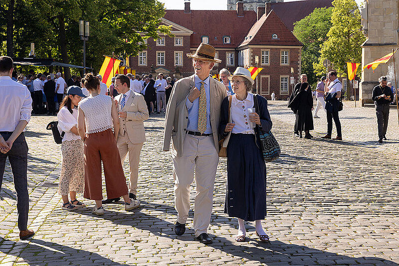 Nach dem Gottesdienst gab es ein Fest der Begegnung und des Austausches mit Bischof Heiner und den Besuchern der Amsteinführung.