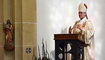 Weihbischof Rolf Lohmann steht bei der Predigt am Ambo der St.-Johannes-Kirche in Duisburg-Homberg.