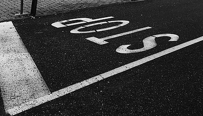 Symbolbild: Stop-Schriftzug auf einer Straße